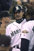 Ichiro wins batting, stealing titles